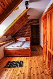 1 dormitorio con litera y escalera en Casa de Piatra en Porumbacu de Sus