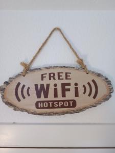een bord met gratis WiFi hotspot aan een plafond bij alcossebrerelax in Alcossebre