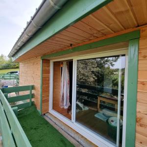 ein großes Fenster an der Seite eines Hauses in der Unterkunft La Blache in Saint-Sylvestre