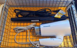 ein Drahtkorb mit Föhn und anderen Gegenständen in der Unterkunft Habitacion Cottage Jin in Azagawa
