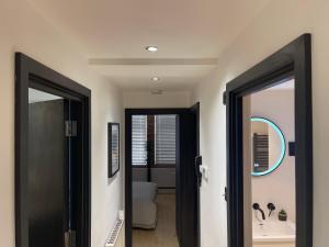 - un couloir avec deux portes menant à une salle de bains dans l'établissement Immaculate 2-Bed Apartment in London, à Londres