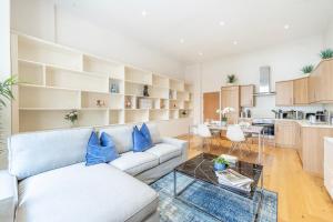 een woonkamer met een bank en een tafel bij Park Home near Portobello Road - Raised Ground Floor - WiFi - Washing Machine in Londen