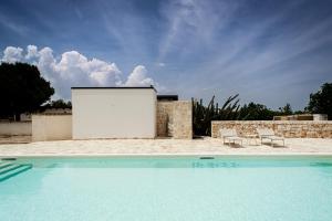 a large swimming pool in front of a building at Masseria Fanizzi in Conversano
