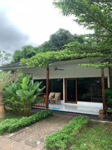 Casa con porche y patio en SAESEA Private Beach & Resort, en Karanghawu