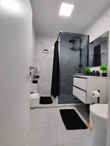 W łazience znajduje się prysznic i umywalka. w obiekcie Apartman Luxe Victoria w Zagrzebiu