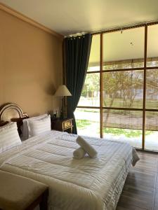 Łóżko lub łóżka w pokoju w obiekcie SAESEA Private Beach & Resort