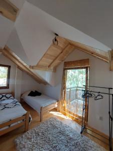 Zimmer im Dachgeschoss mit einem Bett und einem Fenster in der Unterkunft Beogradjanka mala in Zvornik