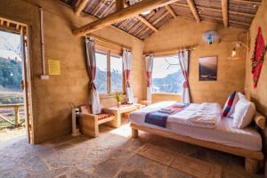 Giường trong phòng chung tại Then Pa village