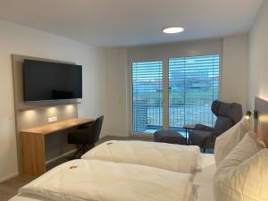 Habitación de hotel con 2 camas y TV de pantalla plana. en MEIN MOTEL - Self Check-in 