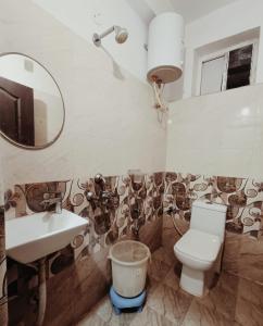 ein Badezimmer mit einem WC, einem Waschbecken und einem Spiegel in der Unterkunft WAY INN FAMILIAR in Hyderabad