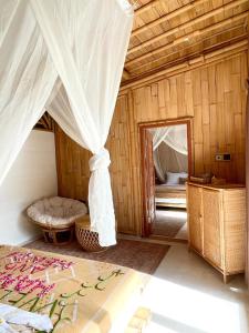 een slaapkamer met een bed en een spiegel in een kamer bij Nusava Boutique Hotel in Nusa Penida