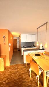 eine Küche und ein Esszimmer mit einem Tisch und Stühlen in der Unterkunft Ferienwohnungen "Adventure Panorama" Appartement Falken Top 8 in Warth am Arlberg