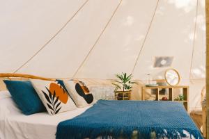 Un pat sau paturi într-o cameră la Parada Beach Camp