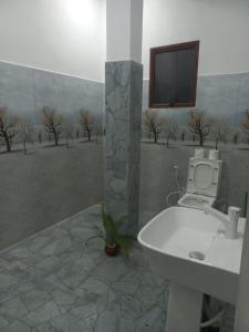 TV y baño con aseo y lavamanos. en Rocksana Fortress en Mawanella