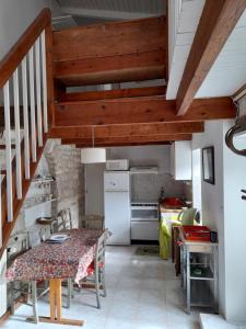 Una cocina con una mesa y un comedor. en maison Treille, en Sainte-Marie-de-Ré