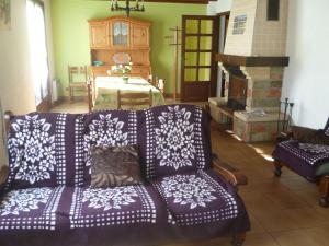 uma sala de estar com um sofá e uma lareira em Elegant Chalet in Gerb pal in cosy environment em Gerbépal