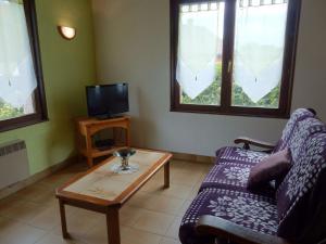 uma sala de estar com um sofá e uma mesa de centro em Elegant Chalet in Gerb pal in cosy environment em Gerbépal