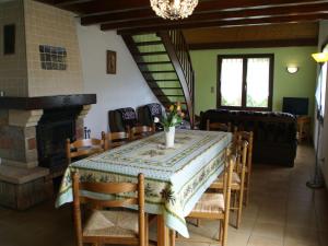 uma sala de jantar com uma mesa e cadeiras e uma lareira em Elegant Chalet in Gerb pal in cosy environment em Gerbépal