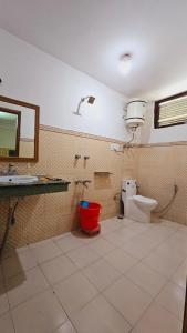 a bathroom with a sink and a toilet and a mirror at Hotel Suraj Retreat inn in Manāli
