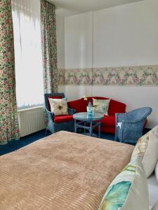 - une chambre avec un lit, un canapé et une table dans l'établissement Hotel Villa Hentzel, à Weimar