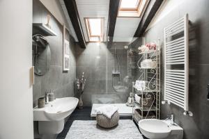 e bagno con lavandino, servizi igienici e doccia. di Holländer Suite a Trieste
