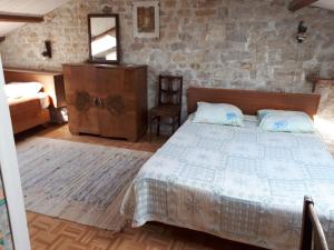 een slaapkamer met een bed en een ladekast bij maison grange in Sainte-Marie-de-Ré