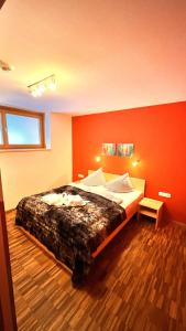 ein Schlafzimmer mit einem großen Bett in einem Zimmer in der Unterkunft Ferienwohnungen "Adventure Panorama" Appartement Falken Top 8 in Warth am Arlberg