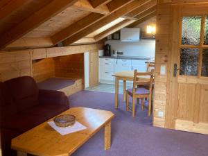 eine Küche und ein Esszimmer in einem Blockhaus in der Unterkunft Ferienwohnungen Bernie Schmid in Sonthofen