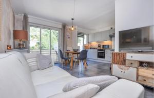 O zonă de relaxare la Amazing Apartment In Nice With Kitchen