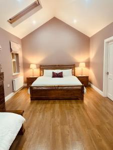 1 dormitorio con 1 cama grande y 2 lámparas en Conree Lodge, en Castlemaine