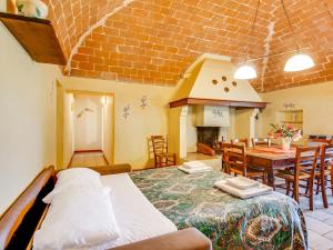 チェチナにあるFarmhouse in Montescudaio with a shared pool near sea parkのテーブルとダイニングルームが備わる客室です。