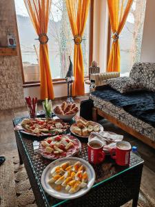ein Tisch mit vielen Teller Essen drauf in der Unterkunft Beogradjanka mala in Zvornik