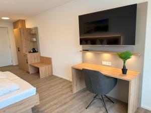 TV a/nebo společenská místnost v ubytování MEIN MOTEL - Self Check-in