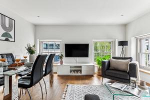 A seating area at Modern 1BR in Central Fitzrovia - CityApartmentStay