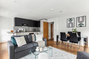 a living room with a couch and a table with chairs at Modern 1BR in Central Fitzrovia - CityApartmentStay in London