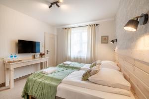 Cama ou camas em um quarto em Villa Regent Tykocin