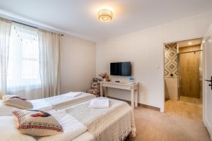 TV a/nebo společenská místnost v ubytování Villa Regent Tykocin