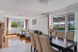 Posedenie v ubytovaní Modern apartment with private pool near Split