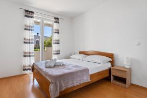 Posteľ alebo postele v izbe v ubytovaní Modern apartment with private pool near Split + 21 fotografií