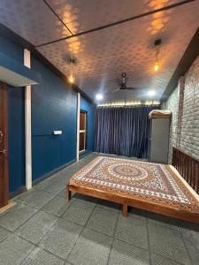 羅納瓦拉的住宿－HemPriya - 3BHK wit a Private Pool，一间位于客房角落的带一张床的房间