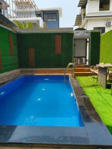 羅納瓦拉的住宿－HemPriya - 3BHK wit a Private Pool，一座房子后院的蓝色游泳池