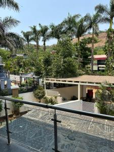 羅納瓦拉的住宿－HemPriya - 3BHK wit a Private Pool，享有棕榈树建筑的景致