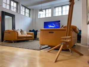- un salon avec un canapé et une chaise dans l'établissement Immaculate 2-Bed Apartment in London, à Londres