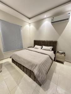 - une chambre avec un grand lit dans l'établissement هابي رومز, à Khobar