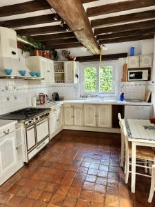 A kitchen or kitchenette at Maison normande avec piscine