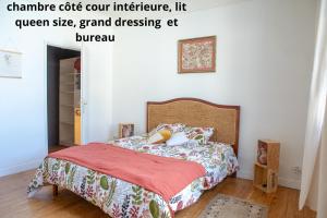 1 dormitorio con 1 cama con manta roja en T3 78 m2 parking, Pau Centre en Pau
