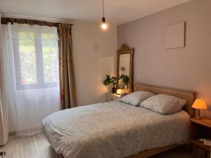 Un pat sau paturi într-o cameră la Périgourdine avec spa et vue
