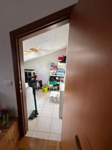 una camera con porta aperta a una stanza di La casetta di Molly a Forlì