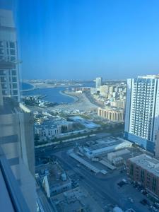 Blick auf die Stadt von einem Gebäude in der Unterkunft fantastic city & Seaview Master bedroom in 3bedroom apartment in Ajman 