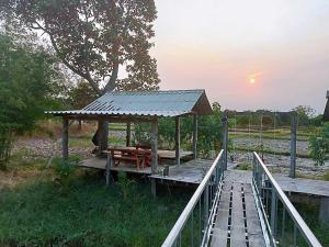 cenador con mesa y sillas en un muelle en OYO 75488 Leelawadee View Resort (Amnatcharoen) en Amnat Charoen